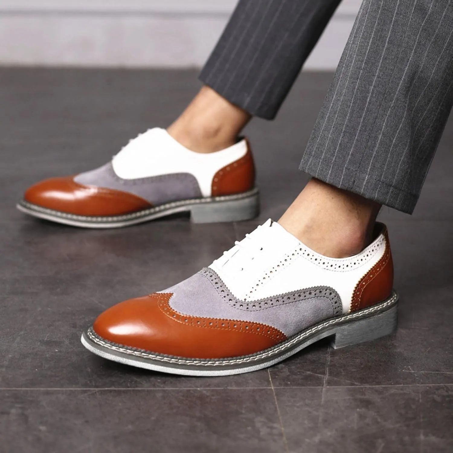 Men's Brogue Wingtip Leather Lace-Up Oxford Shoes Business Party Wedding Pointed Toe Dress Shoes Comfort Causal Low Heel Walking Shoes