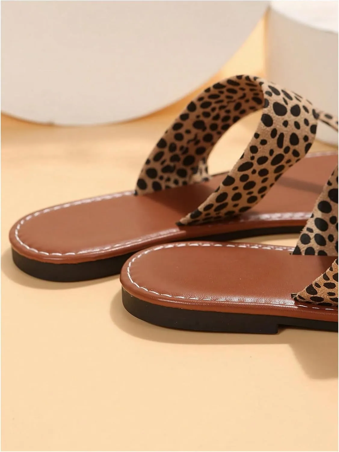 OYOANGLE Women's Leopard Print Toe Ring Sandals Strappy Open Toe Slip On Flat Casual Outdoor Sandals