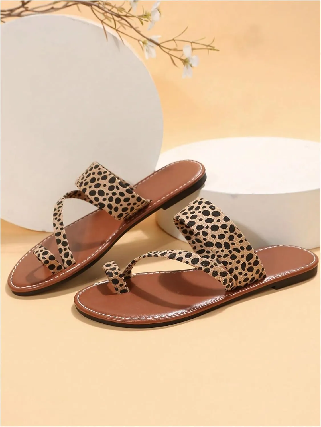 OYOANGLE Women's Leopard Print Toe Ring Sandals Strappy Open Toe Slip On Flat Casual Outdoor Sandals